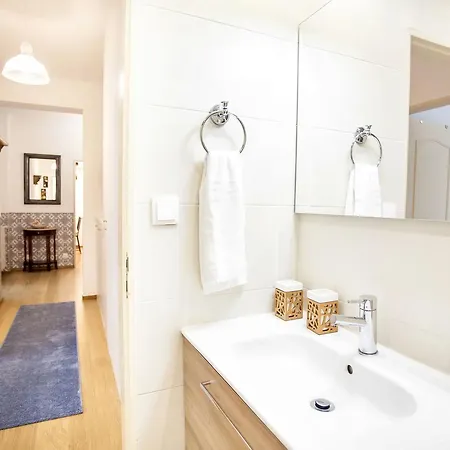 Lovelystay - Modern & Traditional In Sao Bento Lisboa